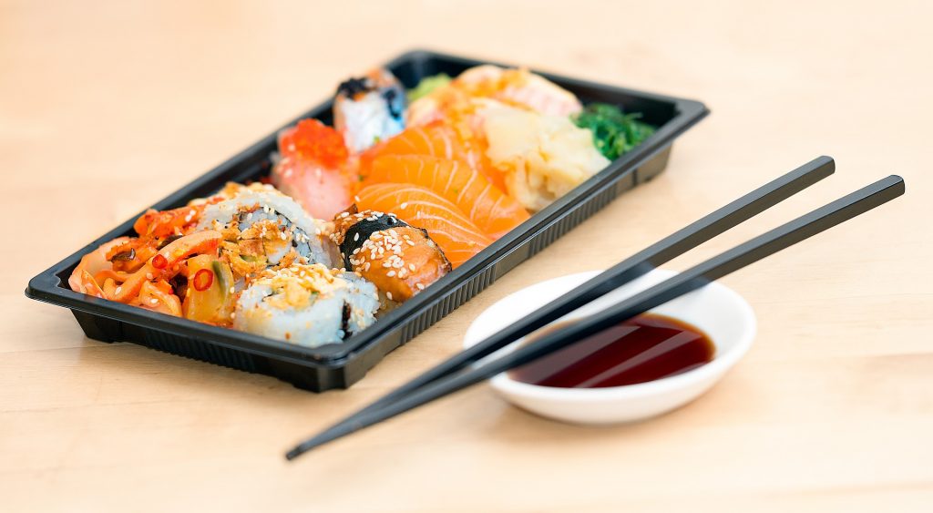 A hal és a tenger gyümölcseinek kiválasztása a sushi vagy a sashimi számára