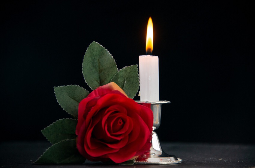 růže a hořící svíčka