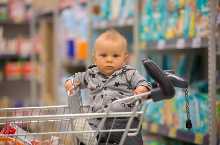dítě v nákupním vozíku