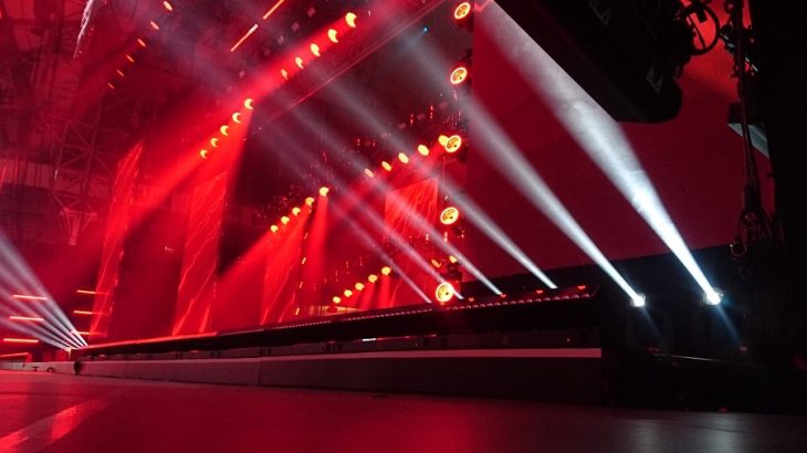 červeně osvětlené pódium
