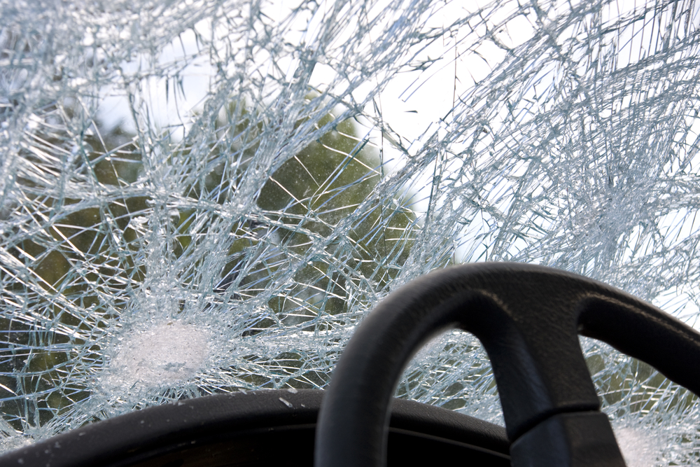 rozbité přední sklo auta po nehodě