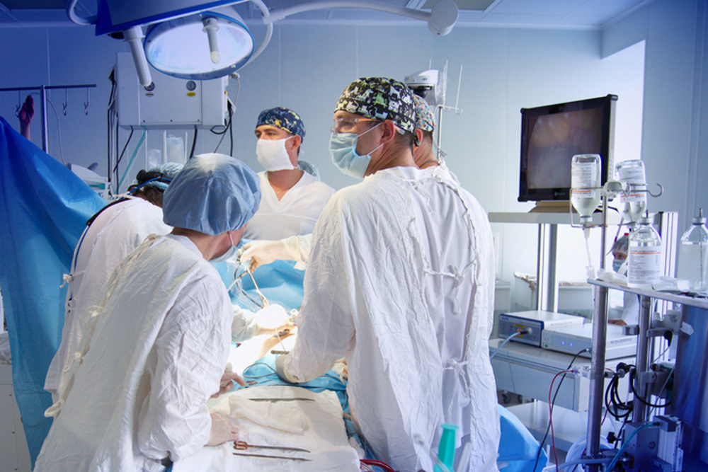 chirurgové na operačním sále