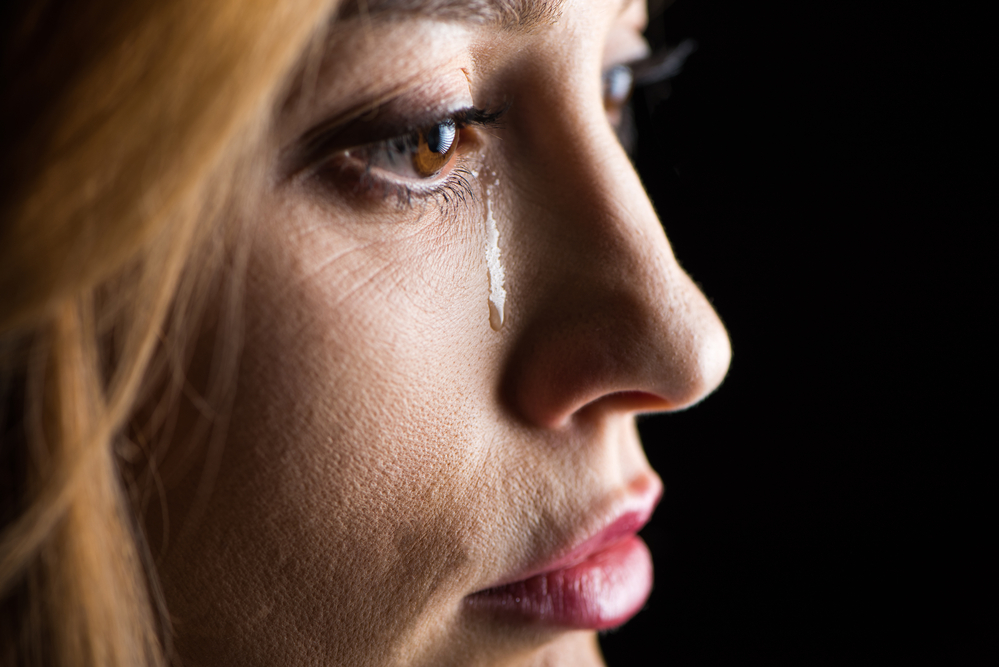 žena pláče, slza stékající po tváři
