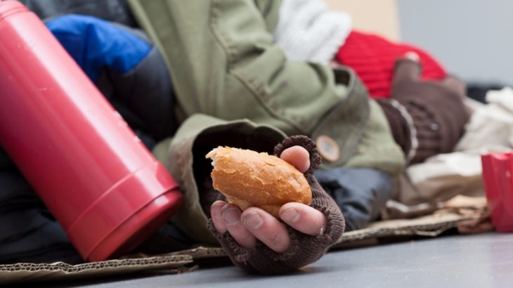 bezdomovec drží jídlo