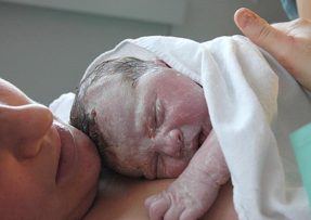 novorozené miminko a matka