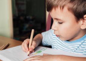 chlapec píše dopis