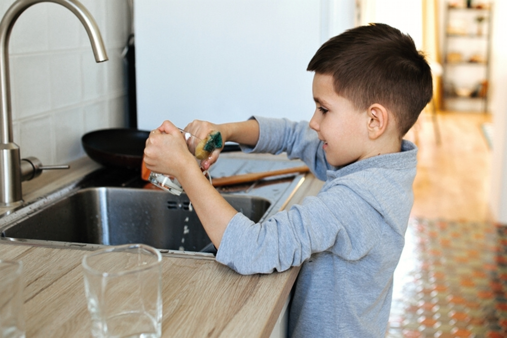 Chlapec myje nádobí