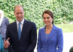 Kate a William stojí vedle sebe
