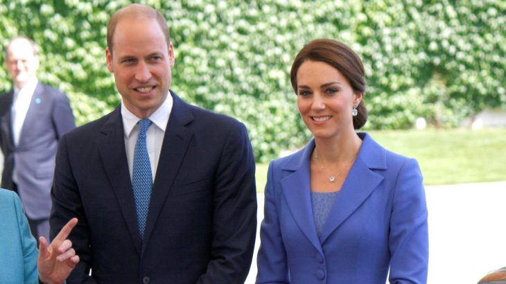 Kate a William stojí vedle sebe
