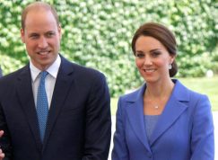 Kate a William stojí vedle sebe