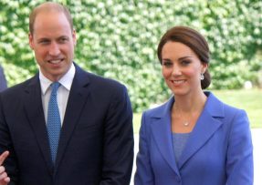 Kate a William stojí vedle sebe