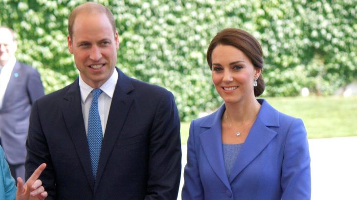 Kate a William stojí vedle sebe