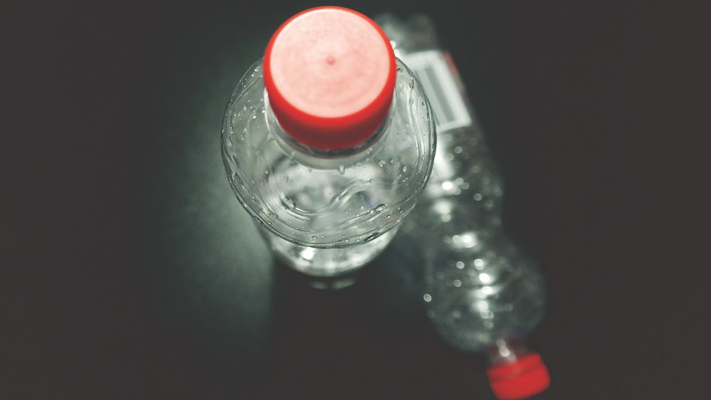láhve s vodou