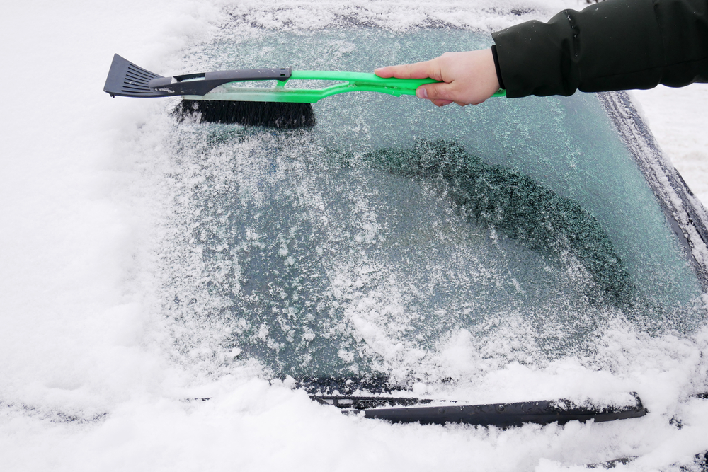 Odhrnování sněhu z auta
