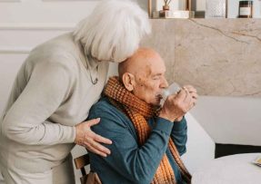 Seniorka dává pusu starému muži