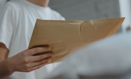 žena drží balíček z e-shopu