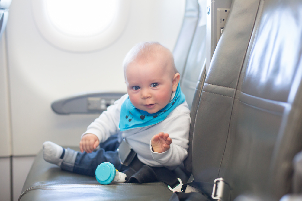 Chlapeček na sedadle v letadle