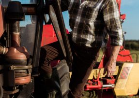 Farmář a červený traktor