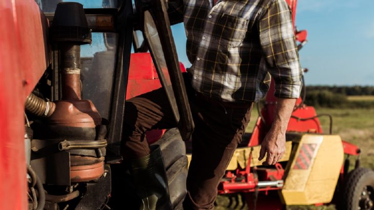 Farmář a červený traktor