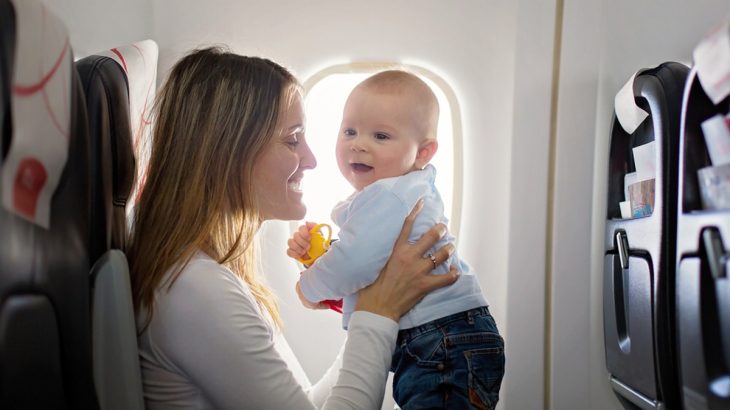 Matka s dítětem v letadle