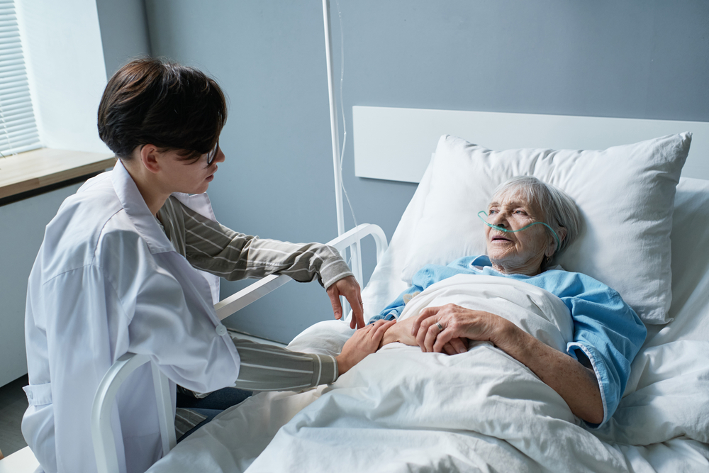 starší pacientka v nemocniční posteli