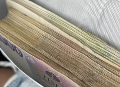 české peníze v obálce