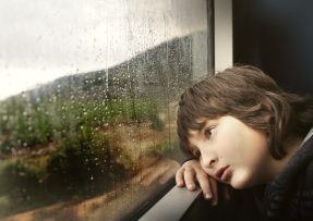 chlapec vlak čekání