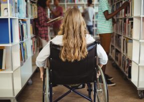 Dívka na invalidním vozíku