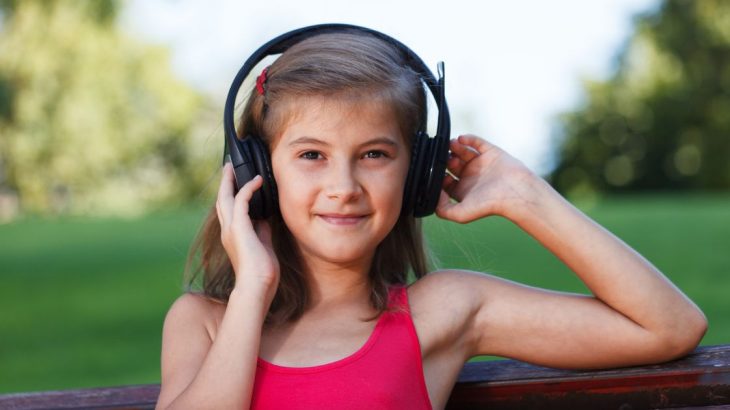 Dívka poslouchá hudbu