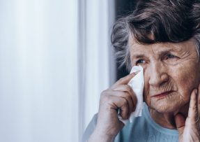 Plakající starší dáma