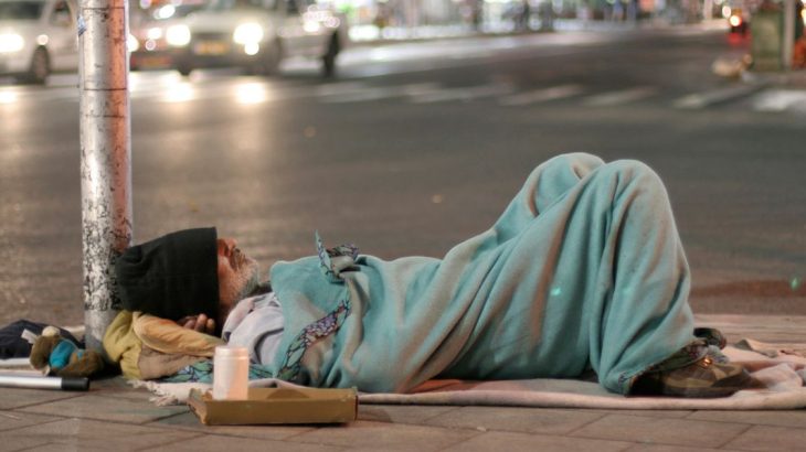 Ležící bezdomovec