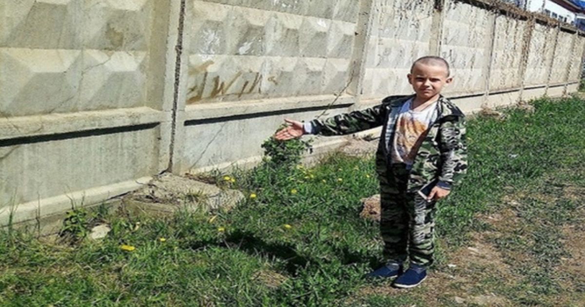 Desetiletý chlapec jako jediný pomohl muži ležícímu na zemi