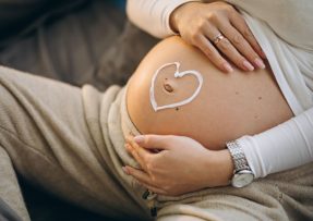 srdce na břiše těhotné ženy