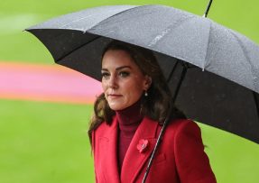 Vévodkyně Kate s deštníkem