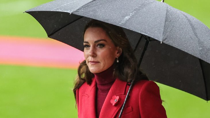 Vévodkyně Kate s deštníkem