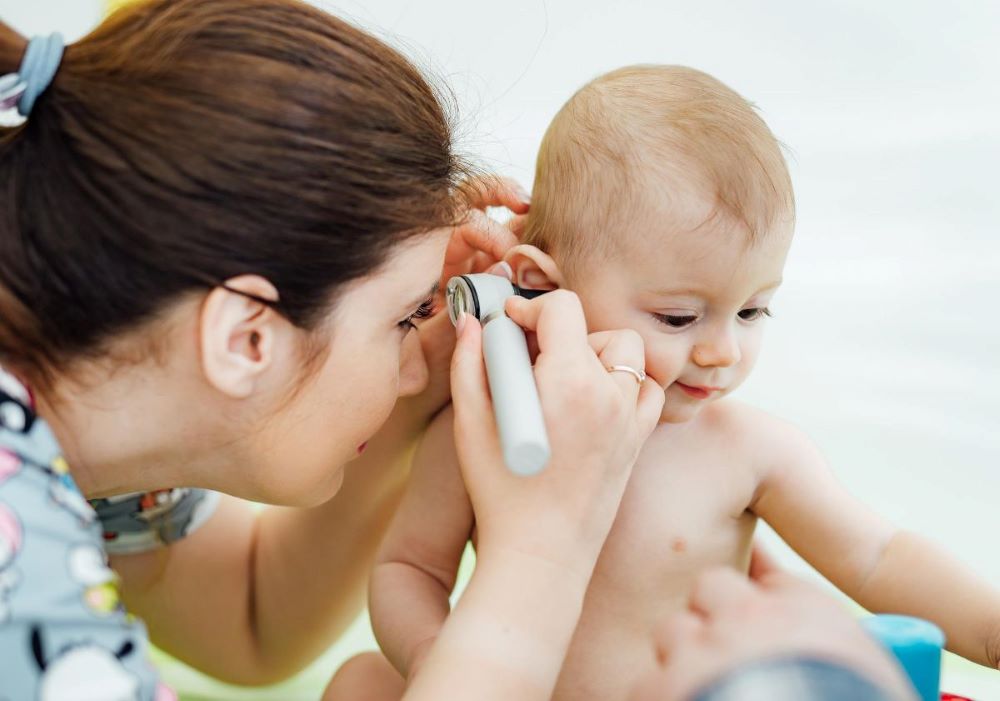 lékařka kontroluje ucho dítěte
