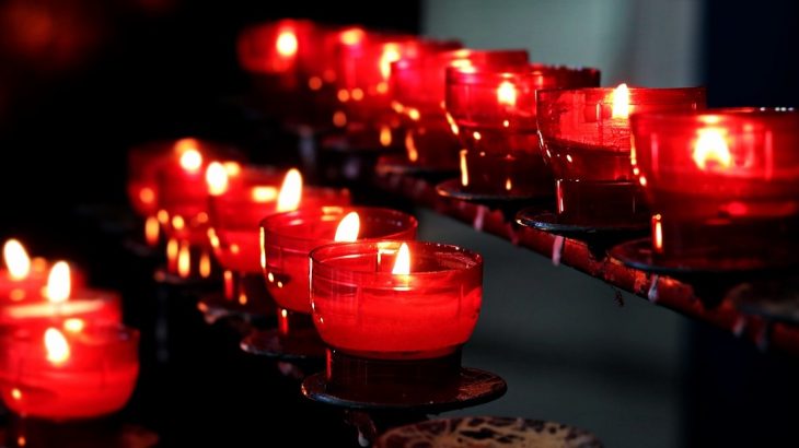 svíčky na pohřbu