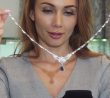 Žena drží náhrdelník