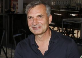 Herec a zpěvák Jiří Macháček v černé košili