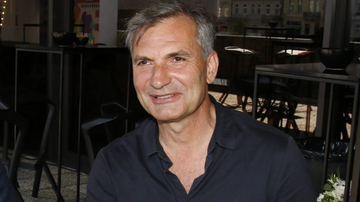 Herec a zpěvák Jiří Macháček v černé košili