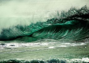velká vlna na moři