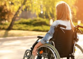 Mladá žena na invalidním vozíku