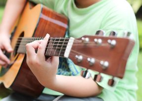 Chlapec hraje na kytaru