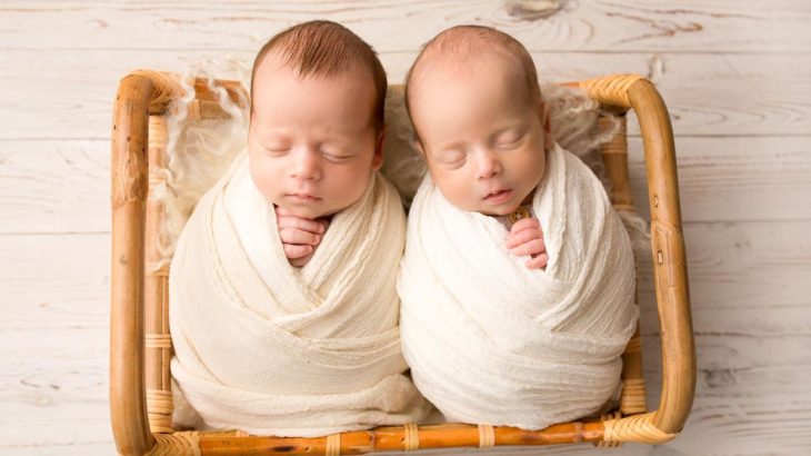 novorozená dvojčata
