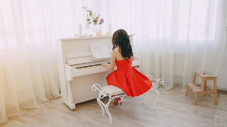 holčička hraje na klavír