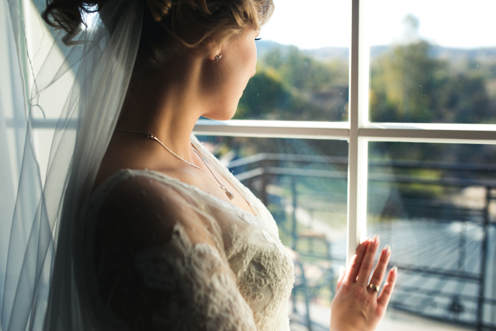 Nevěsta se dívá z okna