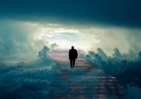 Muž jde po schodech do nebe