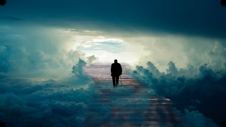 Muž jde po schodech do nebe