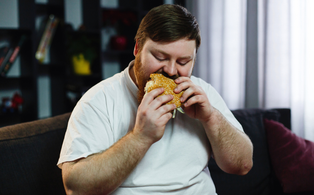 Muž jí hamburger
