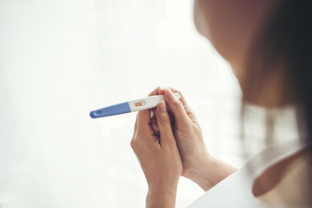žena drží těhotenský test